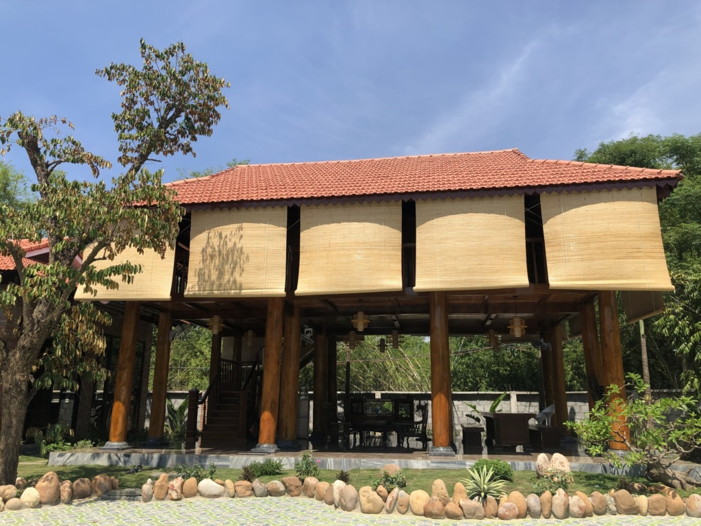 nha san anh Hung Hòa Tiến