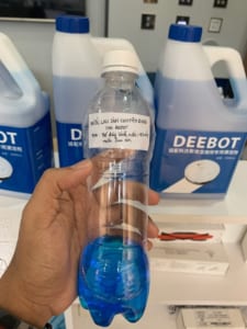 chiết nước lau sàn ra chai nhỏ hơn