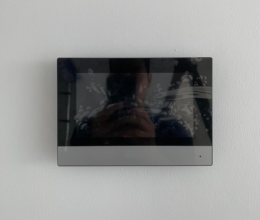 màn hình Hikvision DS KH6320 WTE1 thực tế