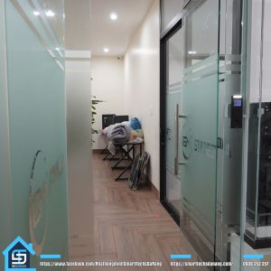 Kiểm soát ra vào cho cửa kính cường lực lề sàn