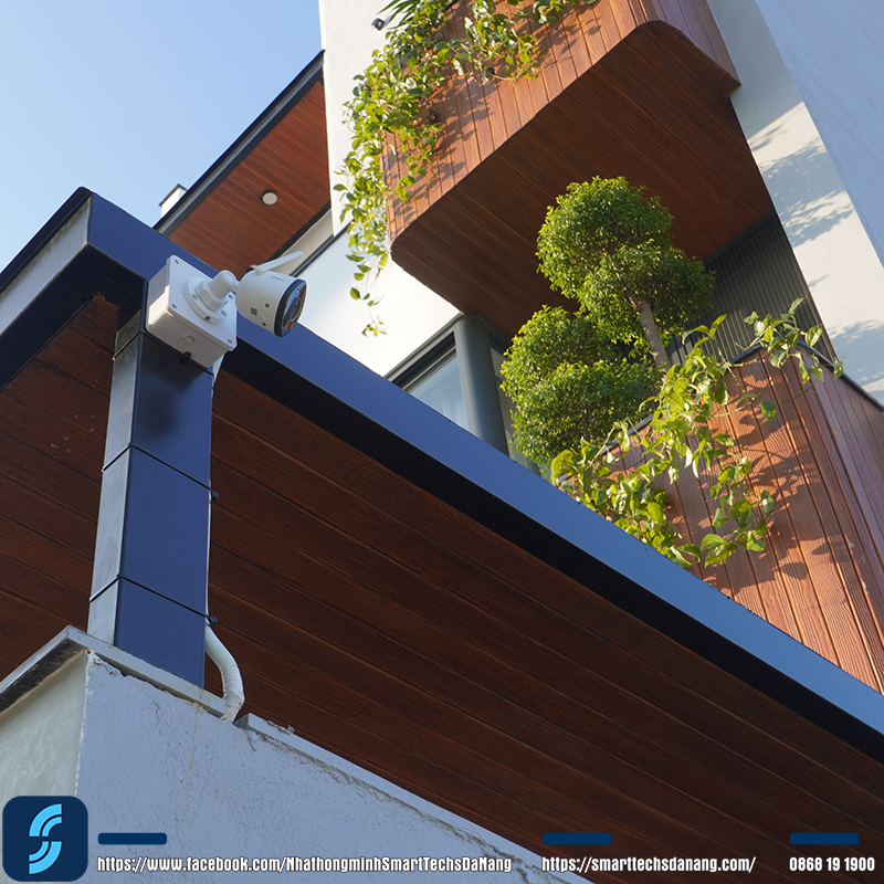 Camera an ninh được lắp đặt bên hông nhà - giám sát khu vực xung quanh, đảm bảo an ninh trong và ngoài nhà