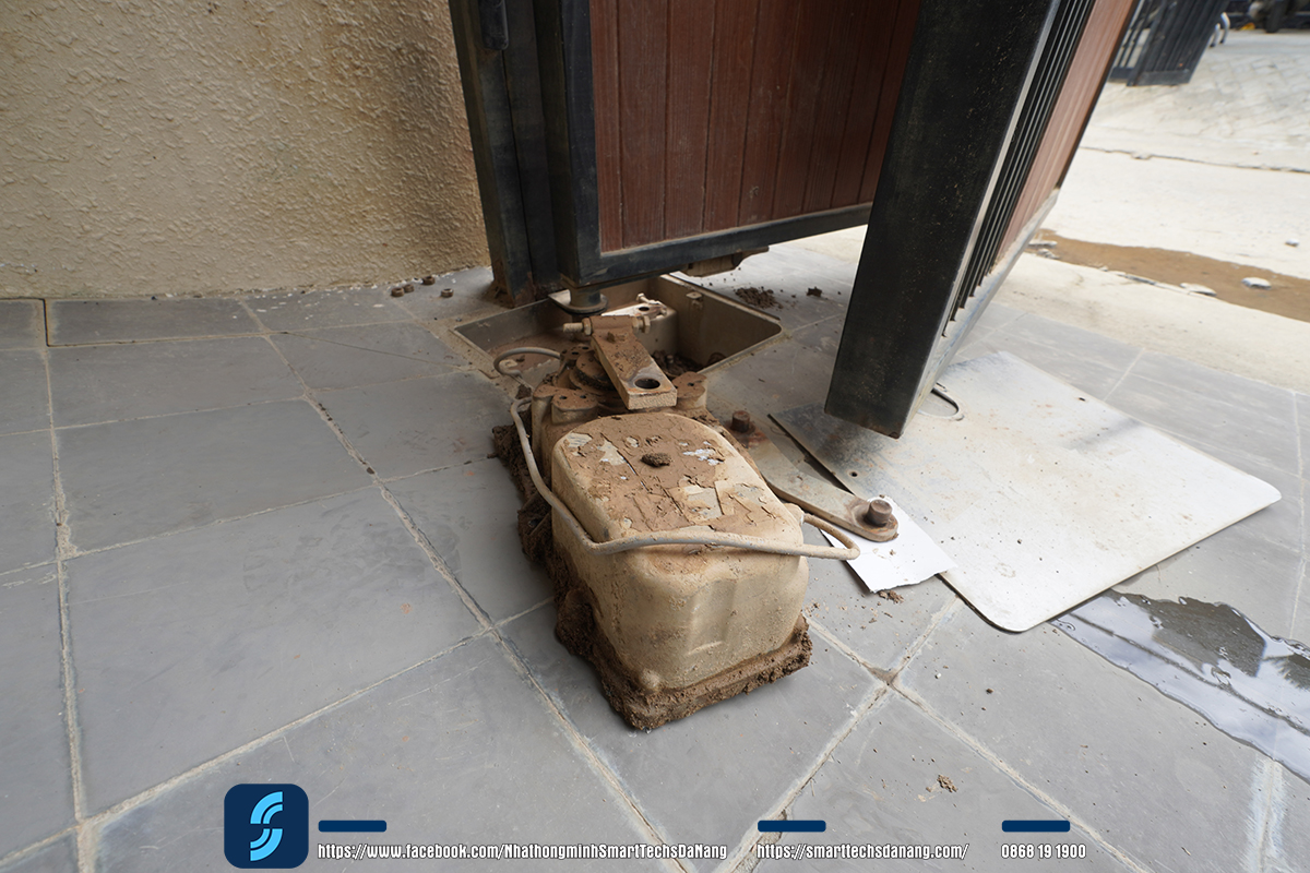 Mở toàn bộ nắp motor để kiểm tra mức độ ngập.