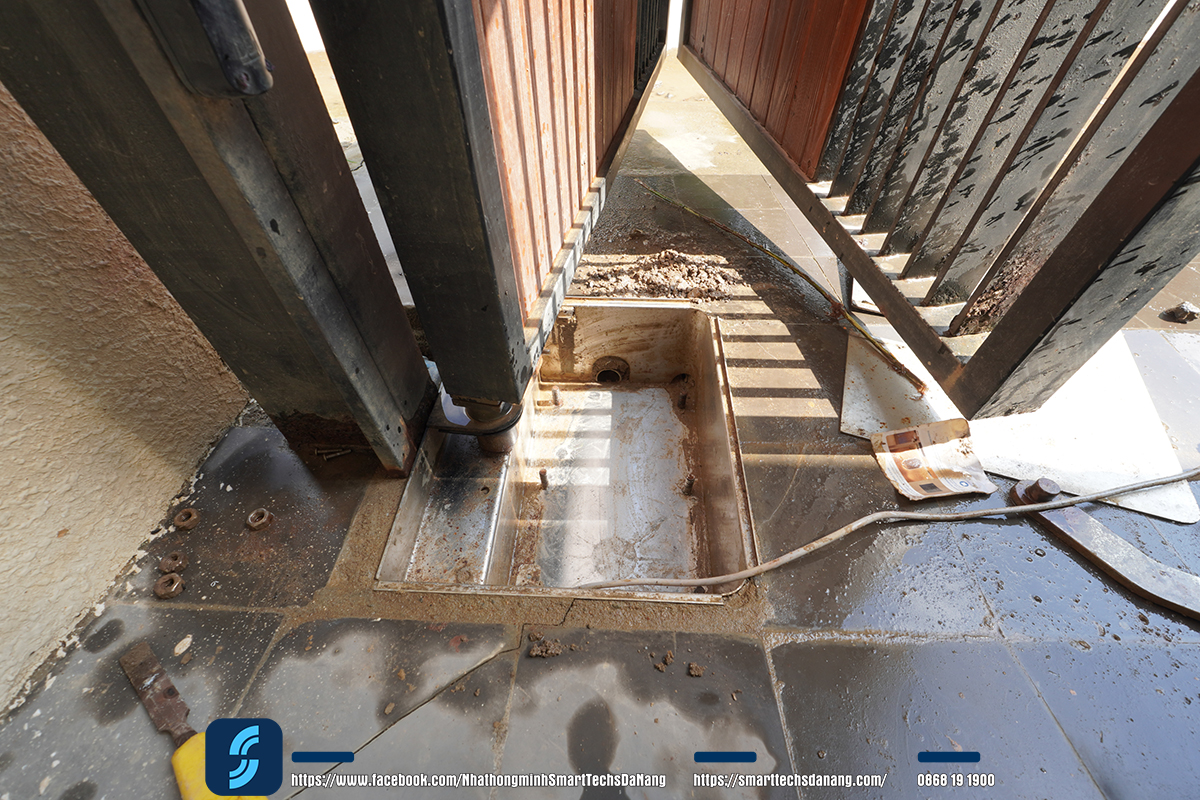 Lấy sạch toàn bộ bùn đất mắc bên trong và vệ sinh lại motor đế âm của cổng tự động bị ngập lụt cho sạch sẽ.