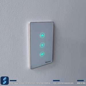 Hình ảnh công tắc thông minh Vconnex cho cửa cuốn & cổng tự động khi lắp đặt.