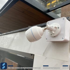  mặt sau camera WiFi ngoài trời EZVIZ H3C Color 2MP khi lắp lên tường