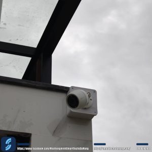 Camera EZVIZ H3C Color 2MP lắp đặt bên ngoài cổng