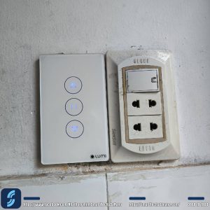 Công tắc cửa cuốn wifi Lumi khi lắp đặt cho khách