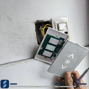 Công tác cũ trước khi thay thế bằng công tắc cửa cuốn wifi Lumi