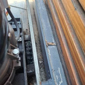 Bôi dầu mỡ vào các ray , thanh trượt