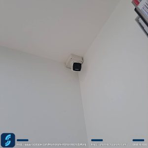 Camera Hikvision DS-2CD1027G2H-LIUF thân trụ lắp đặt tại khu vực ban công