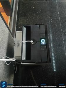 Mặt trên Robot lau kính Ecovacs W3 Omni tại nhà khách
