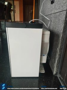 Mặt bên Robot lau kính Ecovacs tại nhà khách