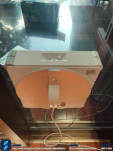 mặt ngoài robot lau kính WINBOT W3 Omni tại nhà khách