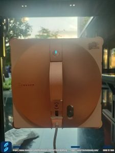 robot lau kính WINBOT W3 Omni tại nhà khách