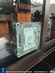 Mặt trong của Rbot lau kính WINBOT W3 Omni khi lắp tại nhà khách