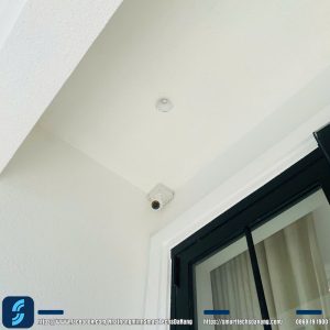 Camera Wifi ngoài trời Ezviz H3C 2MP lắp đặt trước hiên nhà khách