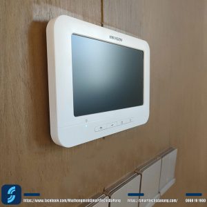Màn hình Hikvision DS-KIS203T khi nhìn nghiêng