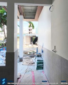 Nhìn từ trong nhà ra sau khi làm phân thô cho hệ thống kiểm soát ra vào