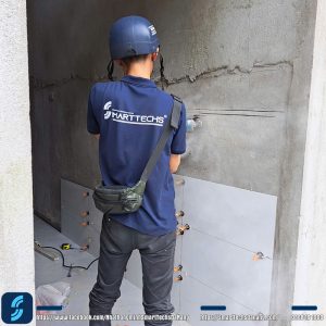thi công cắt đục để đi ống ruột gà âm tường tại nút Exit