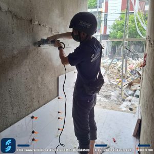 thi công cắt tường đi âm ống ruột gà để chạy dây Lan