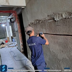 thi công đục tường để đấu nối các thiết bị